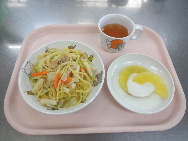 こども園の給食「<span>シーフードスパゲティ パイン缶とヨーグルト 菓子</span>」