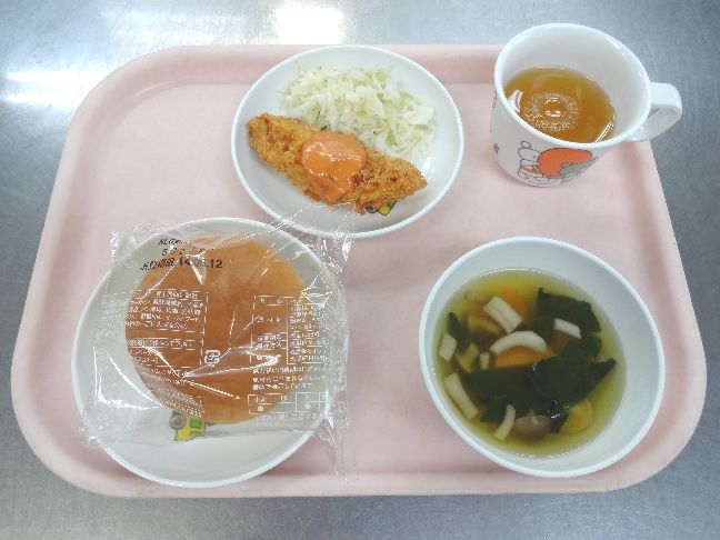 こども園の給食「<span>パン 魚のフライ 野菜スープ フルーツ白玉</span>」