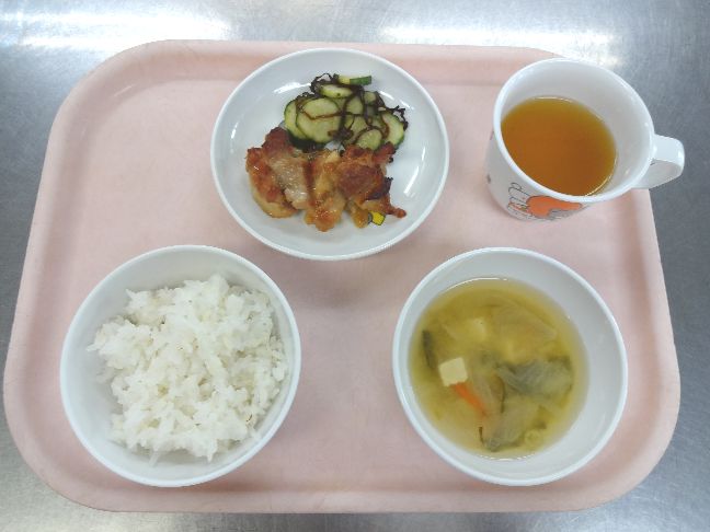 こども園の給食「<span>ごはん 鶏の照り焼き きゅうりの昆布和え 味噌汁 菓子</span>」
