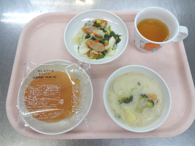 こども園の給食「<span>パン シーフードシチュー ウインナーソテー おにぎり	</span>」