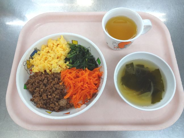 こども園の給食「<span>そぼろごはん わかめスープ オレンジゼリー</span>」