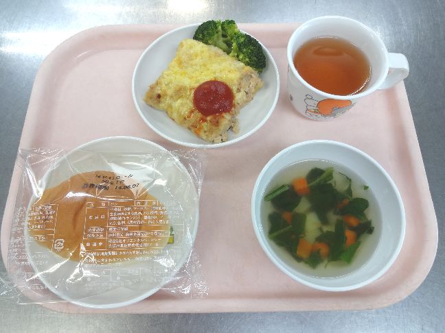 こども園の給食「<span>パン ミートローフ 野菜スープ ゆでとうもろこし おにぎり</span>」