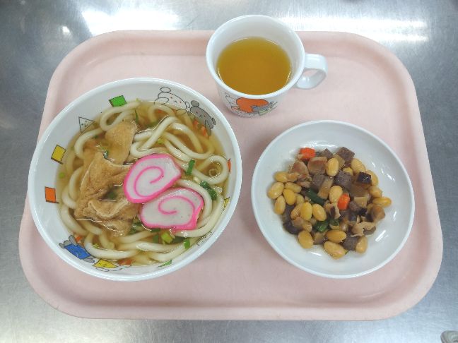 こども園の給食「<span>きつねうどん 五目大豆煮 フルーチェ</span>」