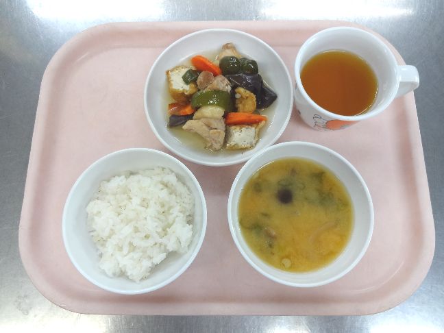 こども園の給食「<span>ごはん 煮浸し 味噌汁 グレープゼリー</span>」