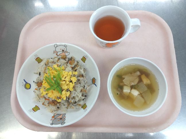 こども園の給食「<span>ひじき入り散らし 五目汁 みかんヨーグルト</span>」