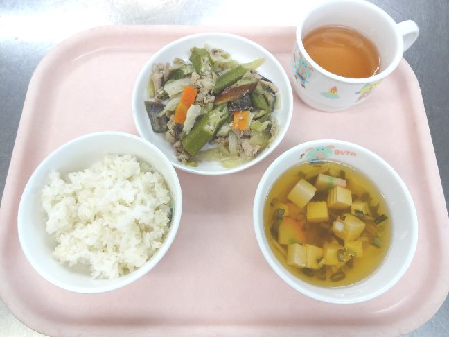 こども園の給食「<span>ごはん オクラとナスの肉味噌炒め すまし汁</span>」