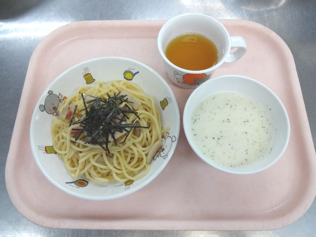 こども園の給食「<span>きのこのスパゲティ じゃが芋のポタージュ ふかし芋</span>」