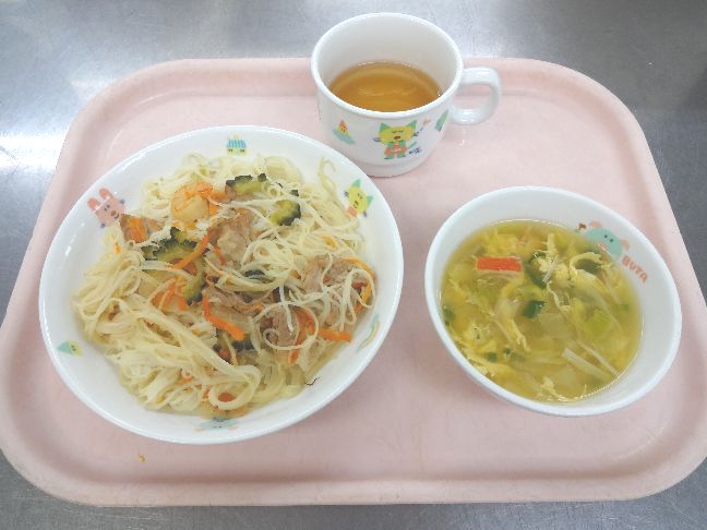 こども園の給食「<span>そうめんチャンプルー かき玉汁</span>」