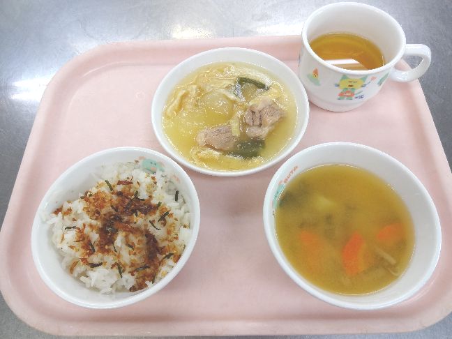 こども園の給食「<span>ふりかけごはん 冬瓜の煮物 味噌汁</span>」
