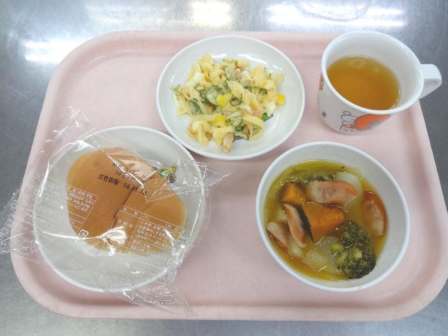 こども園の給食「<span>パン ポトフ マカロニサラダ 白玉団子小豆添え</span>」
