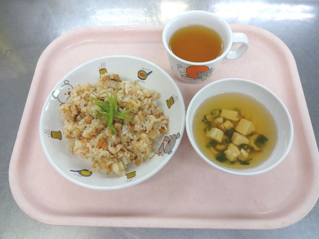 こども園の給食「<span>子きつね寿司 すまし汁 さつま芋スティック</span>」