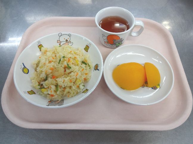 こども園の給食「<span>エビピラフ 桃缶 菓子</span>」