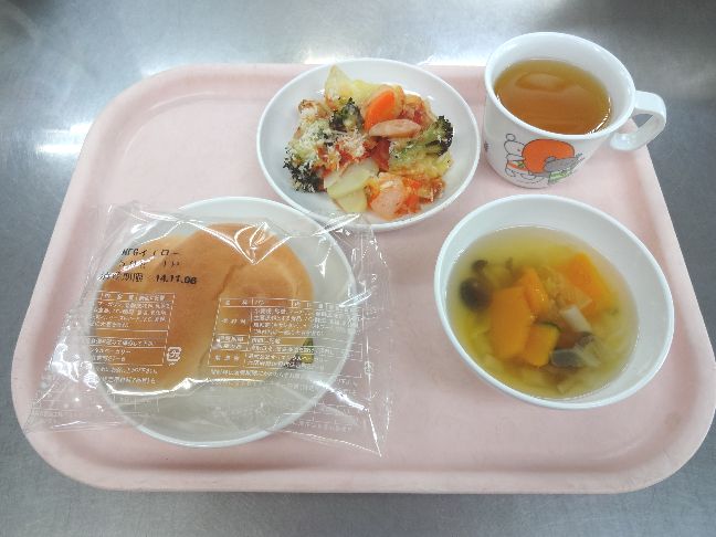こども園の給食「<span>パン ジャーマンポテト 野菜スープ おにぎり</span>」