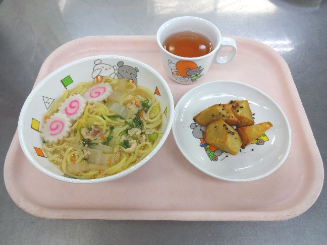 こども園の給食「<span>味噌ラーメン 大学芋 メープルパン</span>」