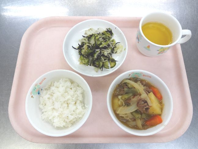 こども園の給食「<span>ごはん 肉じゃが 酢の物</span>」