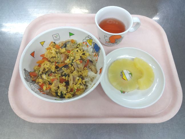 こども園の給食「<span>親子丼 パイン缶 菓子</span>」