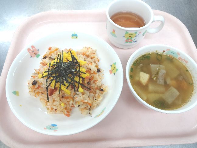 こども園の給食「<span>鮭寿し 五目汁</span>」