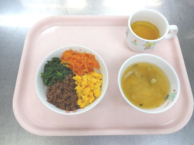 こども園の給食「<span>そぼろごはん 味噌汁</span>」
