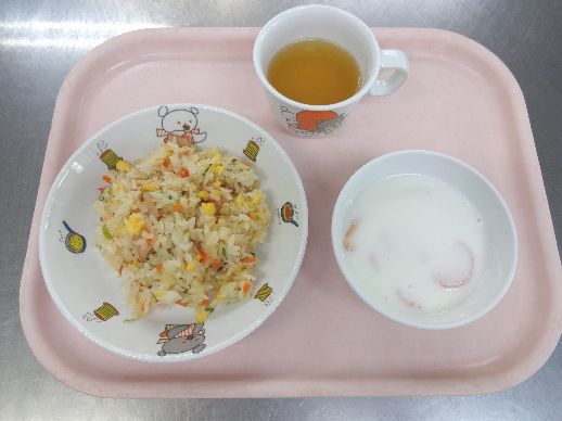 こども園の給食「<span>チャーハン みかんヨーグルト 菓子</span>」