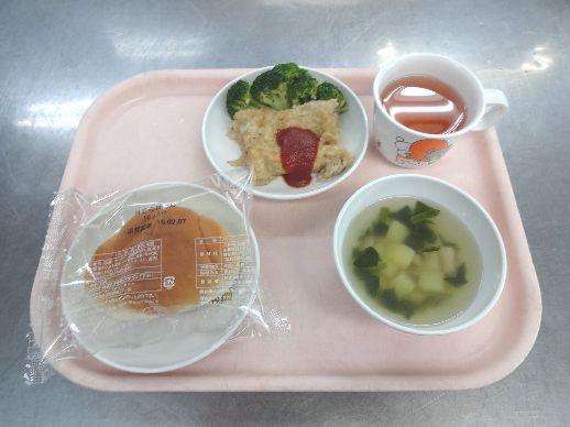 こども園の給食「<span>パン ミートローフ 野菜スープ 白玉団子のきなこ和え</span>」