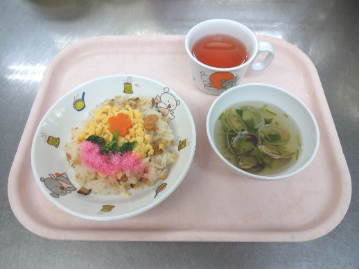 こども園の給食「<span>菜の花すし 貝汁 3日 菓子 17日 みたらし団子</span>」