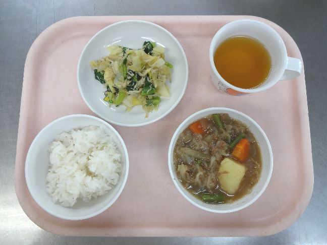 こども園の給食「<span>ごはん 新じゃが芋のそぼろ煮 お浸し 菓子</span>」