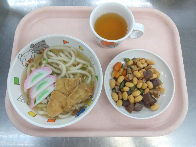こども園の給食「<span>きつねうどん 五目大豆煮 ラスク</span>」