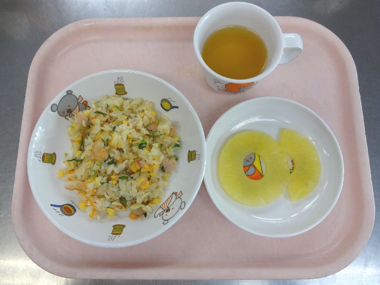 こども園の給食「<span>レタスチャーハン パイン缶 菓子</span>」