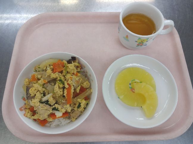 こども園の給食「<span>親子丼　パイン缶</span>」