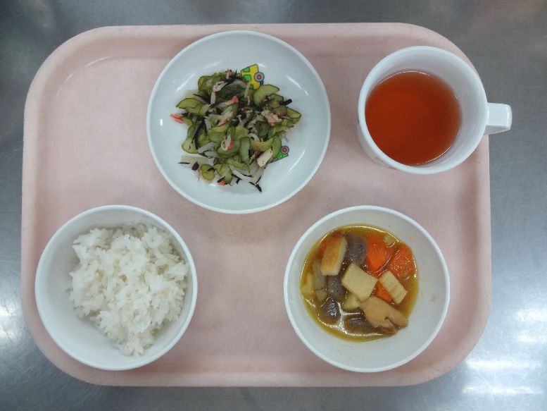 こども園の給食「<span>ごはん 鶏の旨煮 酢の物 菓子</span>」
