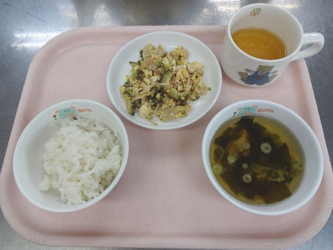 こども園の給食「<span>ごはん　ゴーヤチャンプル　すまし汁</span>」