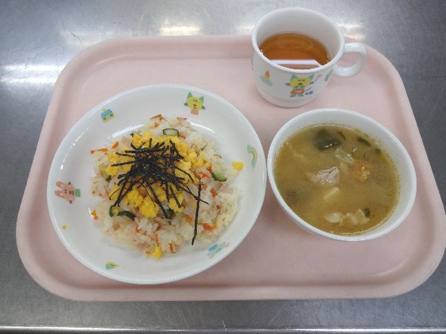 こども園の給食「<span>はいから寿し　豚汁</span>」